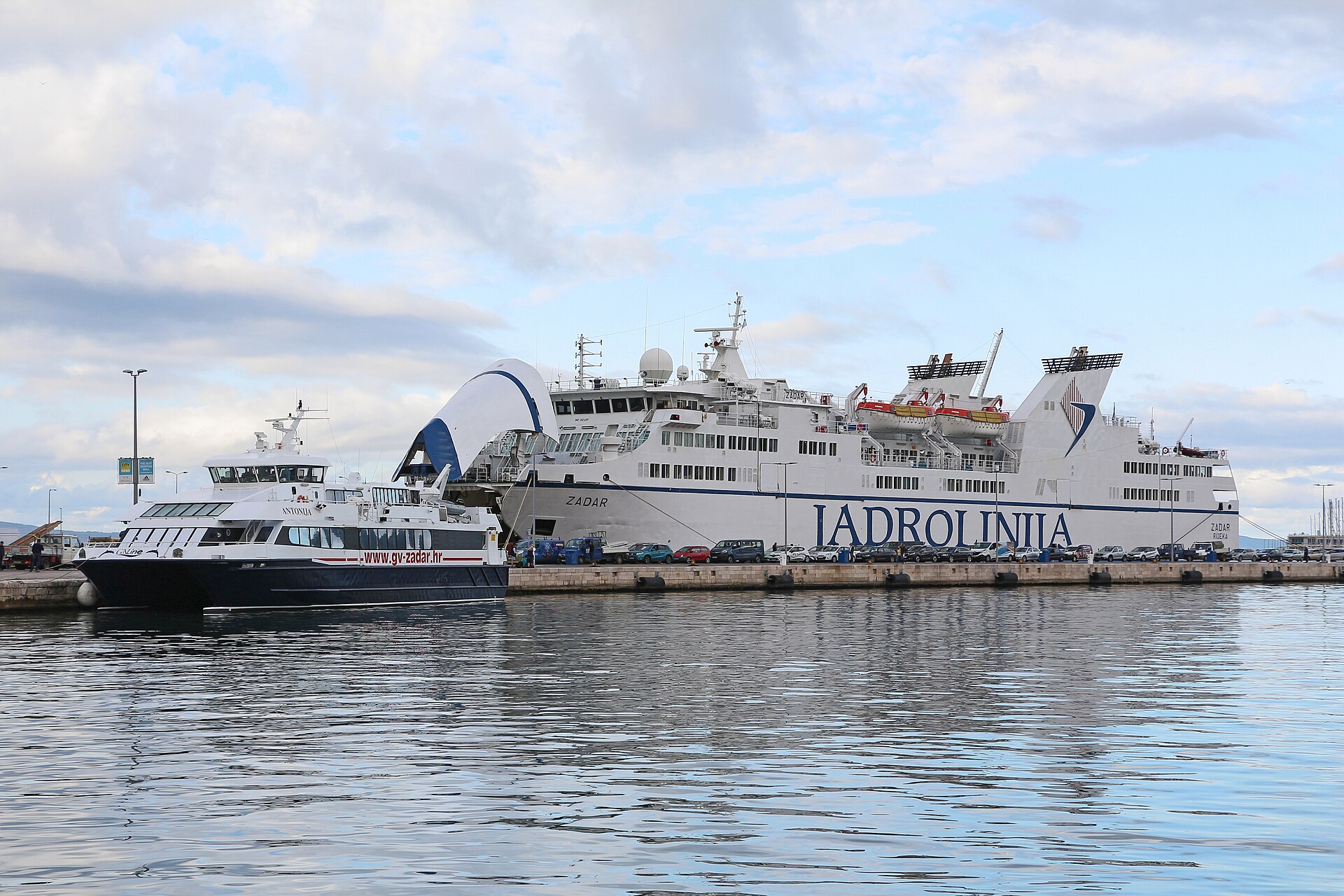 Jadrolinijas färja Zadar vid kajen i Split