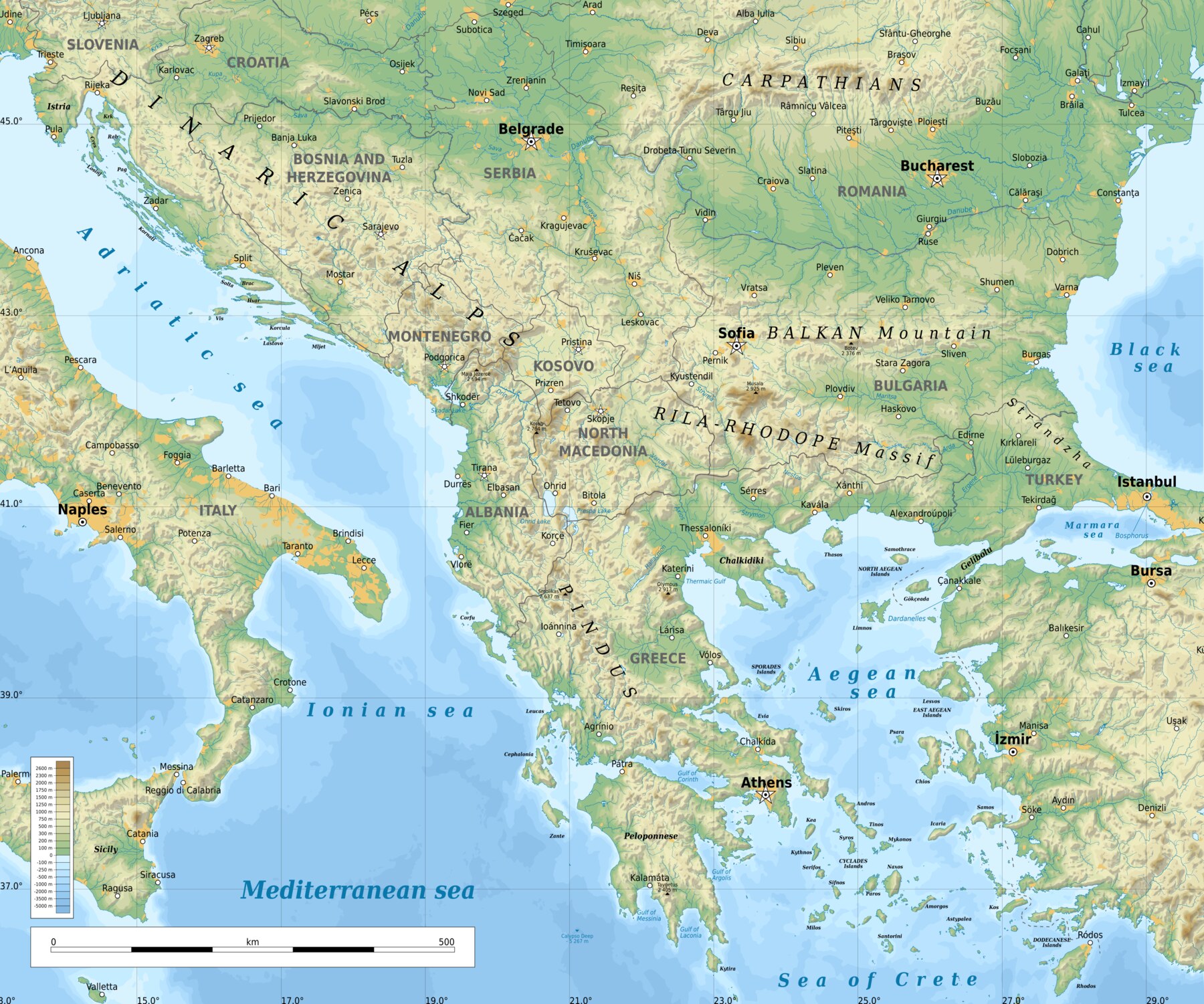 Geografisk karta över Balkanhalvön med länder, större städer, floder och omgivande hav.