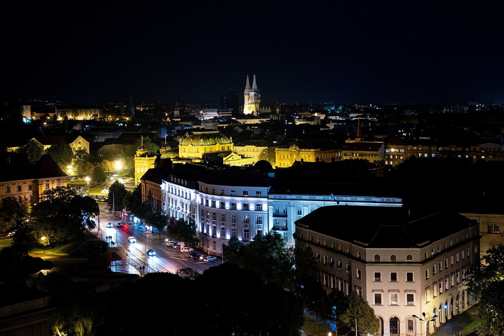 Kvällsvy över Zagrebs gamla stad med upplysta byggnader och Zagrebs katedral.