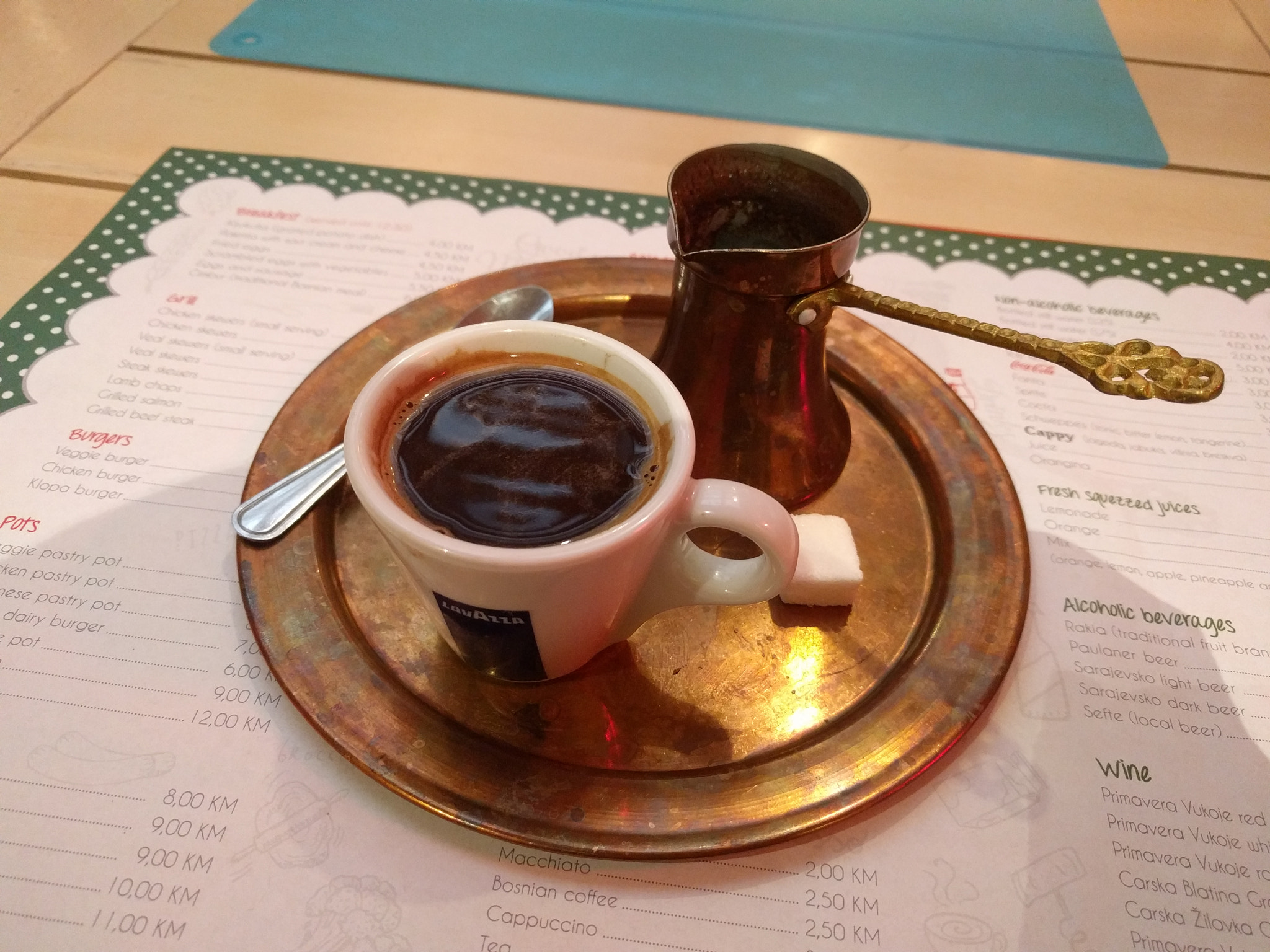 Traditionellt bosniskt kaffe serverat i Sarajevo